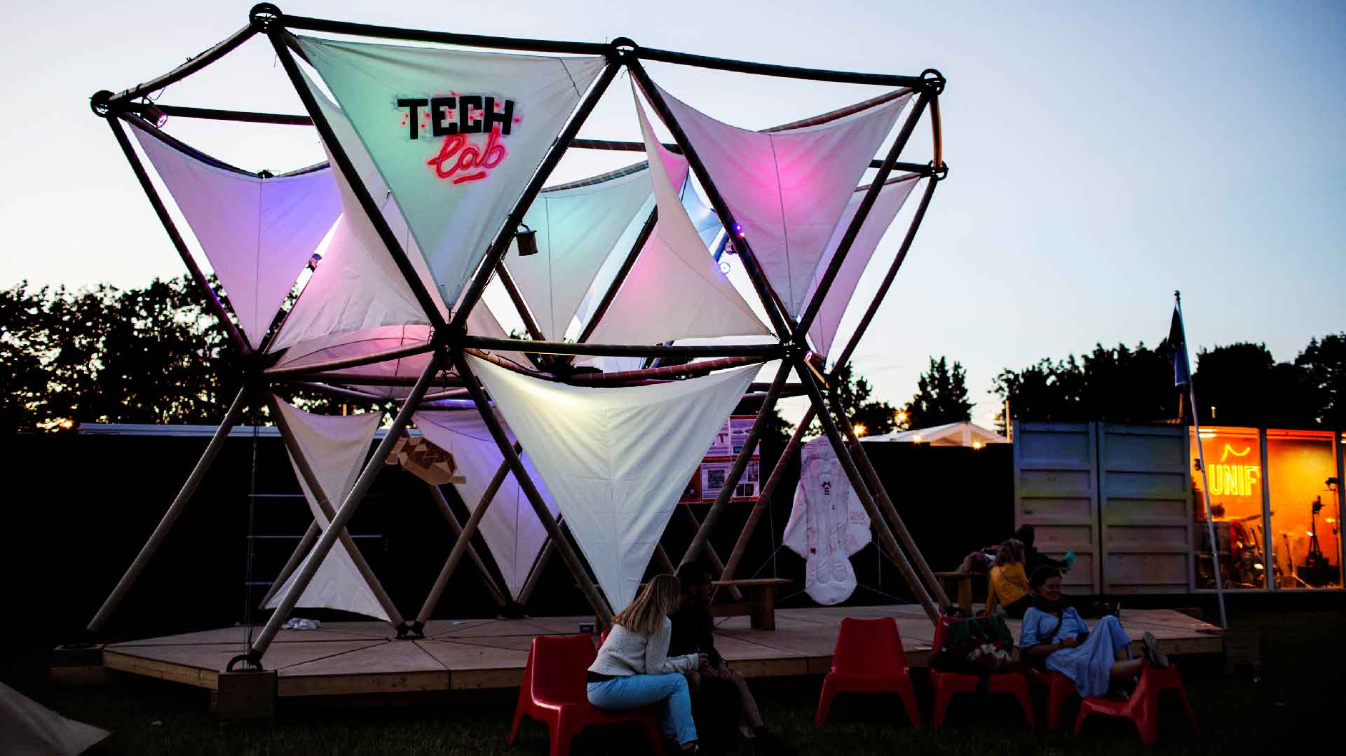 A glowing connection. Studenterprojekt på Roskilde Festival 2022.