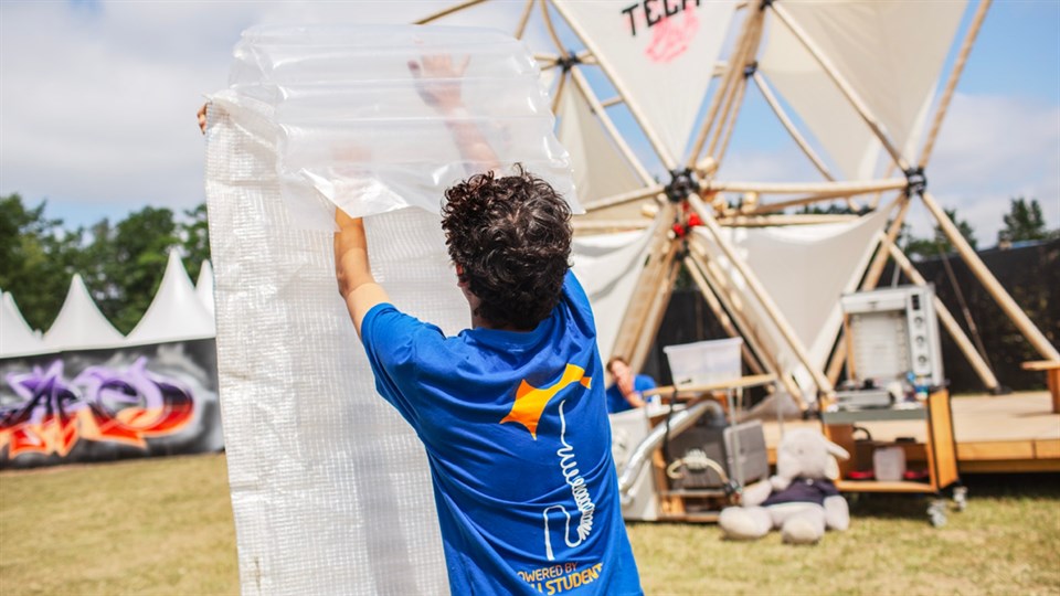 DTU på Roskilde Festival 2023. Madrasser af presenninger. 